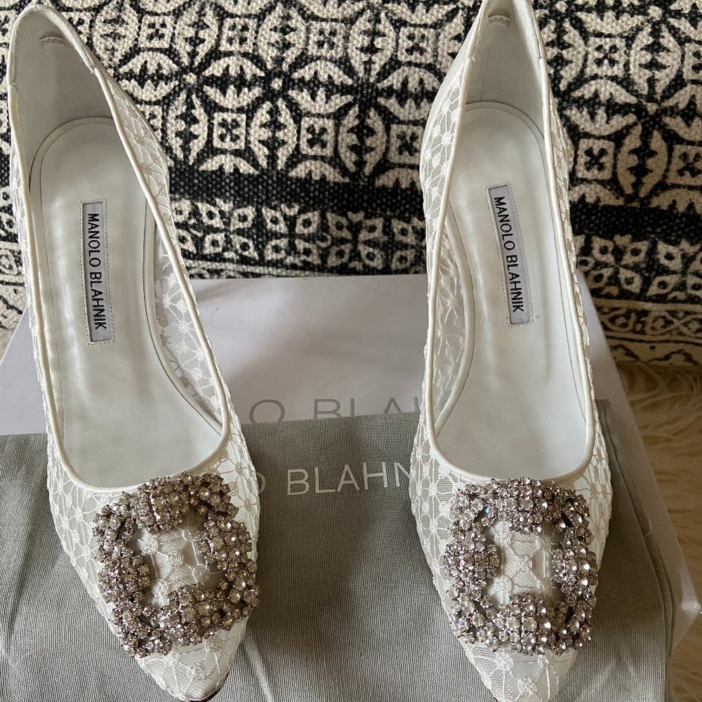 Manolo Blahnik Hangisila Hangisi WHITE Lace Crystal Buckle Pumps SZ 7/37